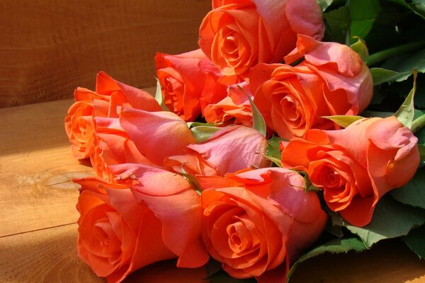Bouquet di rose luminose scarlatte