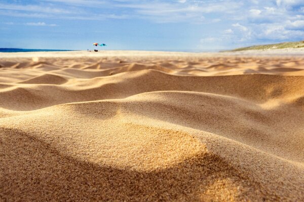 Welliger Sand am Strand. Himmel