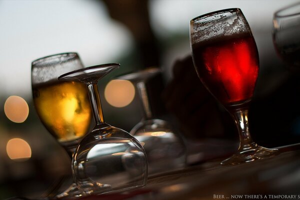 Vasos con bebidas de colores en la mesa