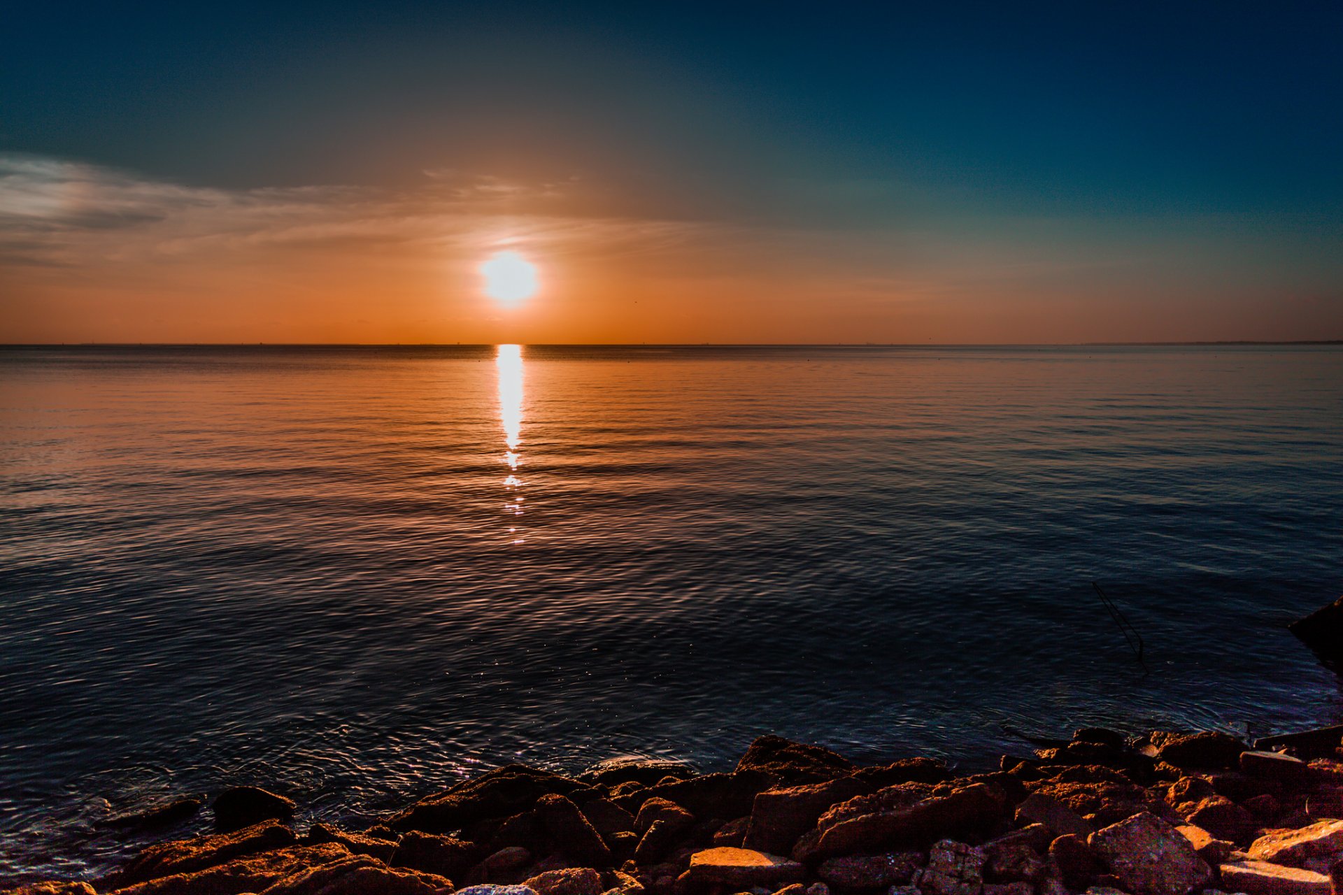 meer ufer steine morgen sonne morgendämmerung