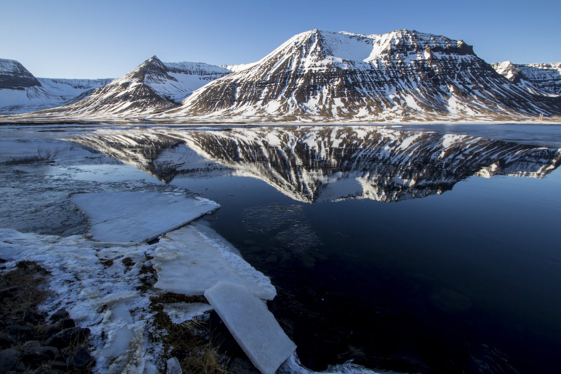 montagne lago neve ghiaccio freddo riva soleggiato riflessione