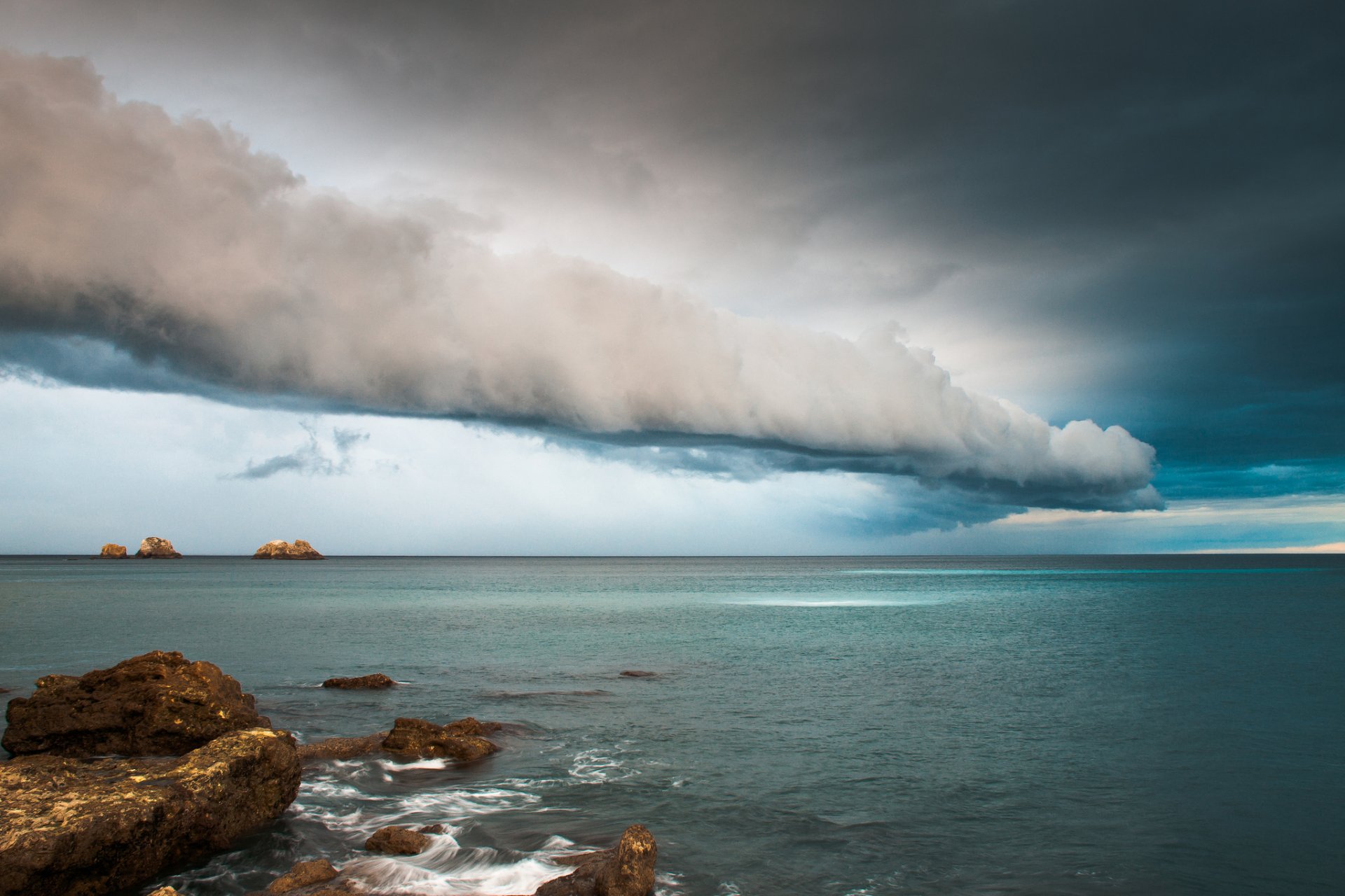 mar rocas cielo nubes nubes