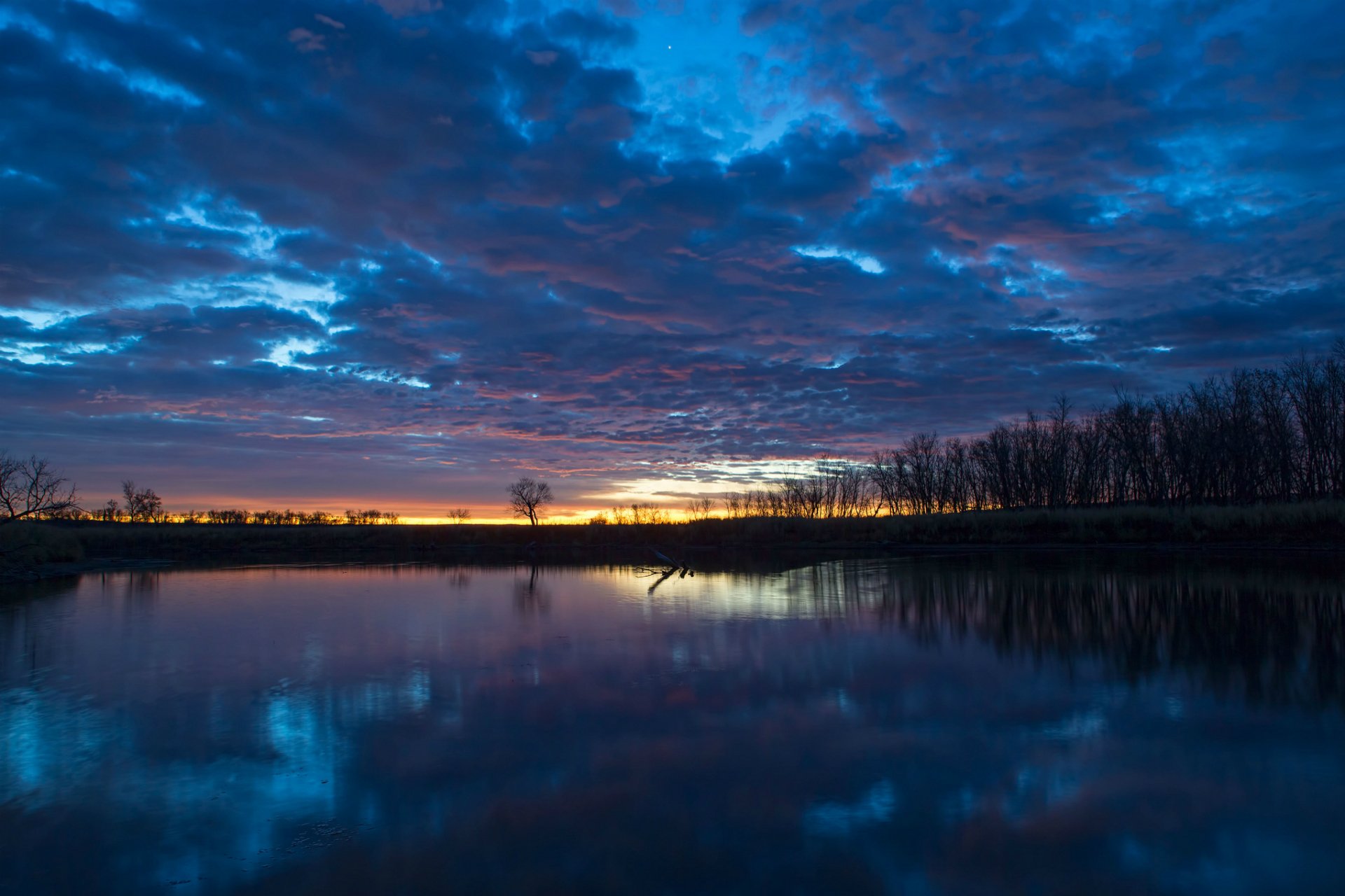 morgen morgendämmerung fluss wasser oberfläche reflexion bäume himmel blau wolken wolken