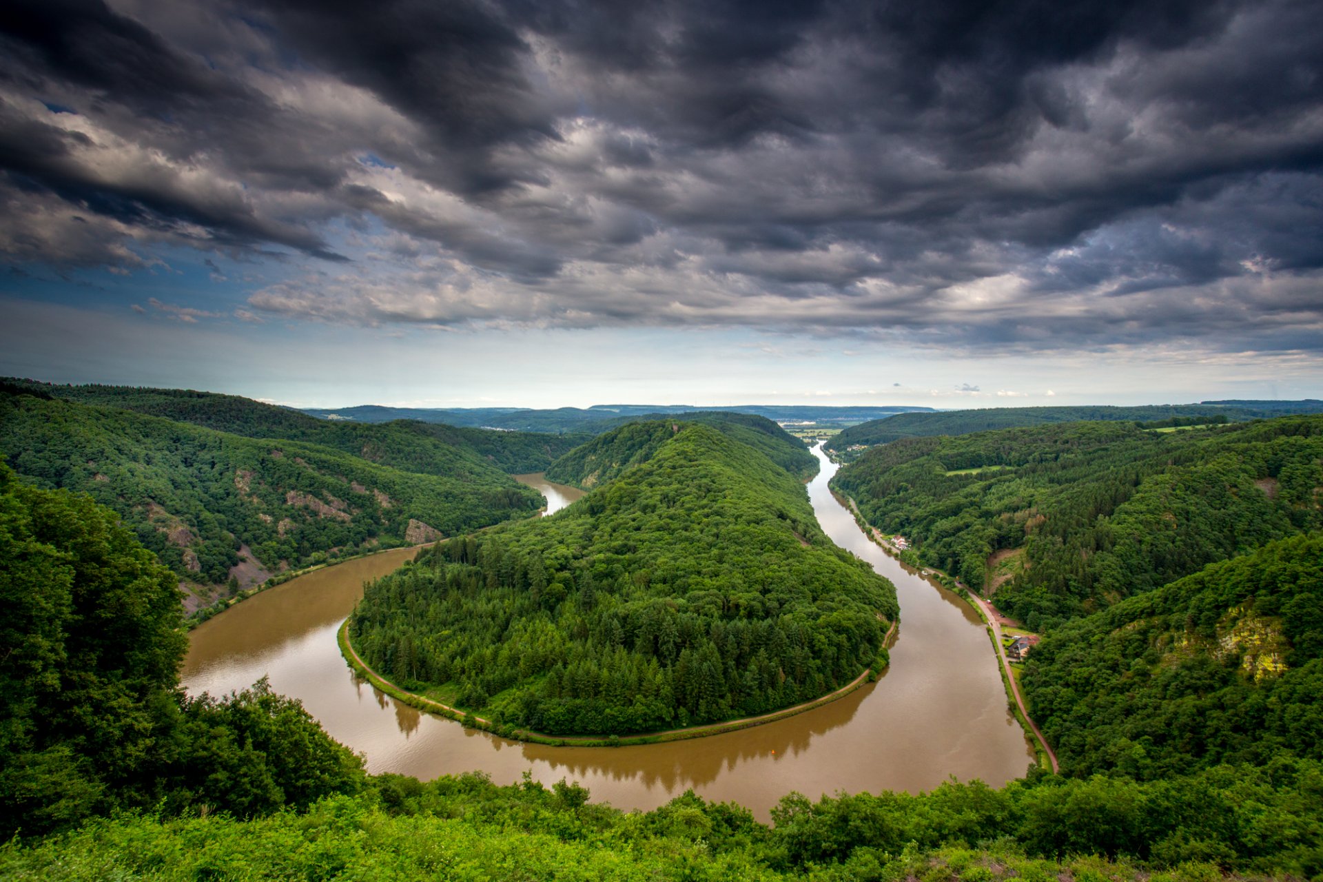 allemagne boucle de la sarre rivière flexion sarre saarschleife saarschleife forêt arbres ciel nuages nuages vue altitude panorama paysage nature