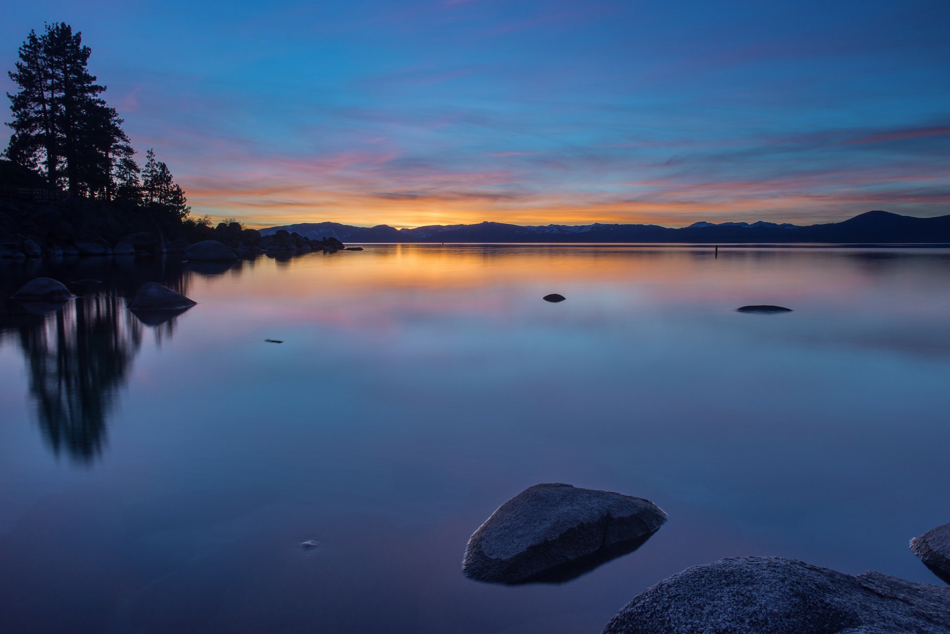 usa see wasser oberfläche reflexion ufer steine bäume abend orange sonnenuntergang blau himmel