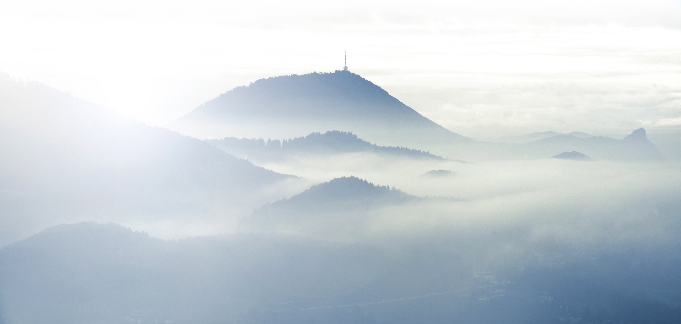 montagnes collines brouillard nuages lumière antenne