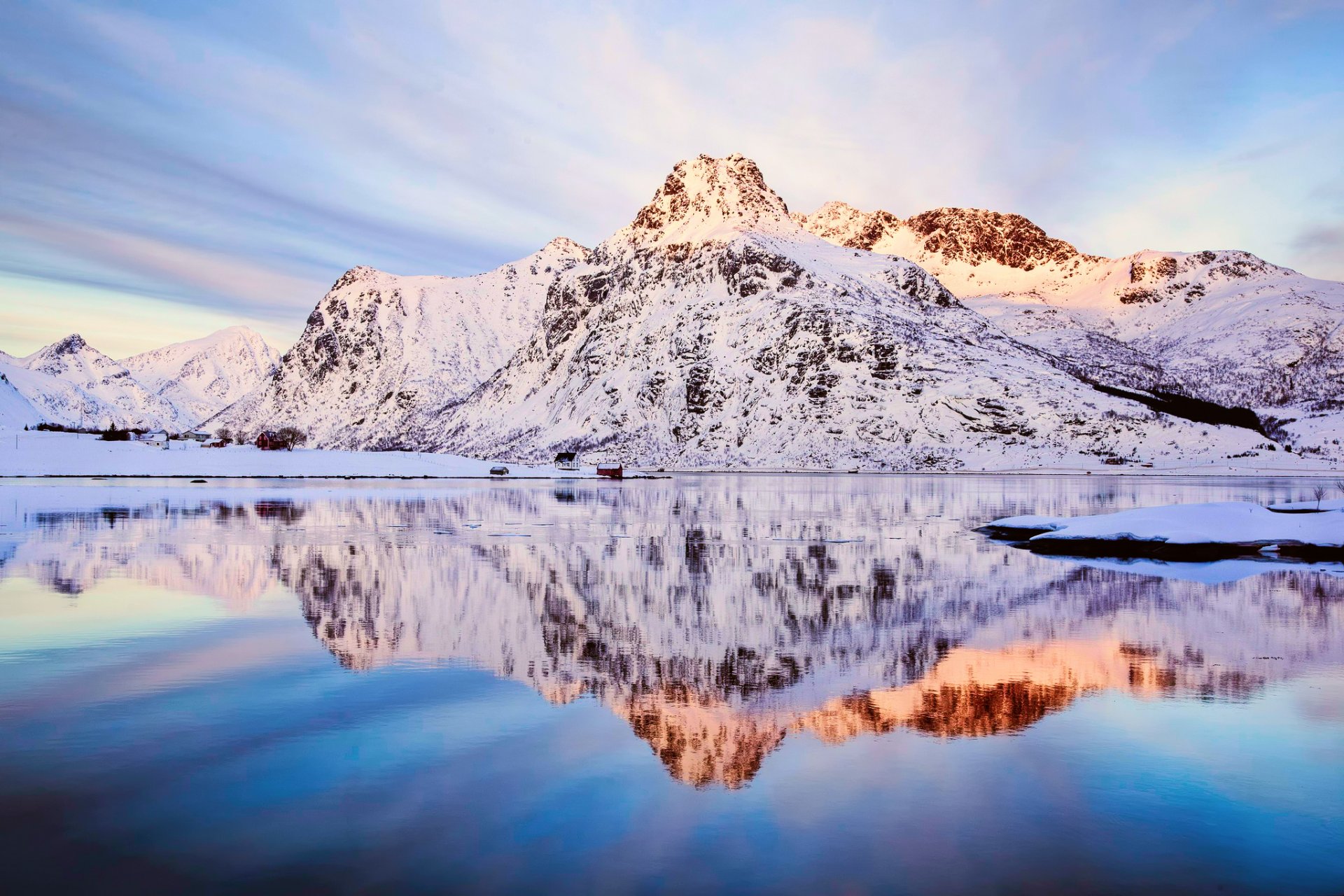 noruega flakstadøya fjord montañas invierno nieve cielo reflexiones