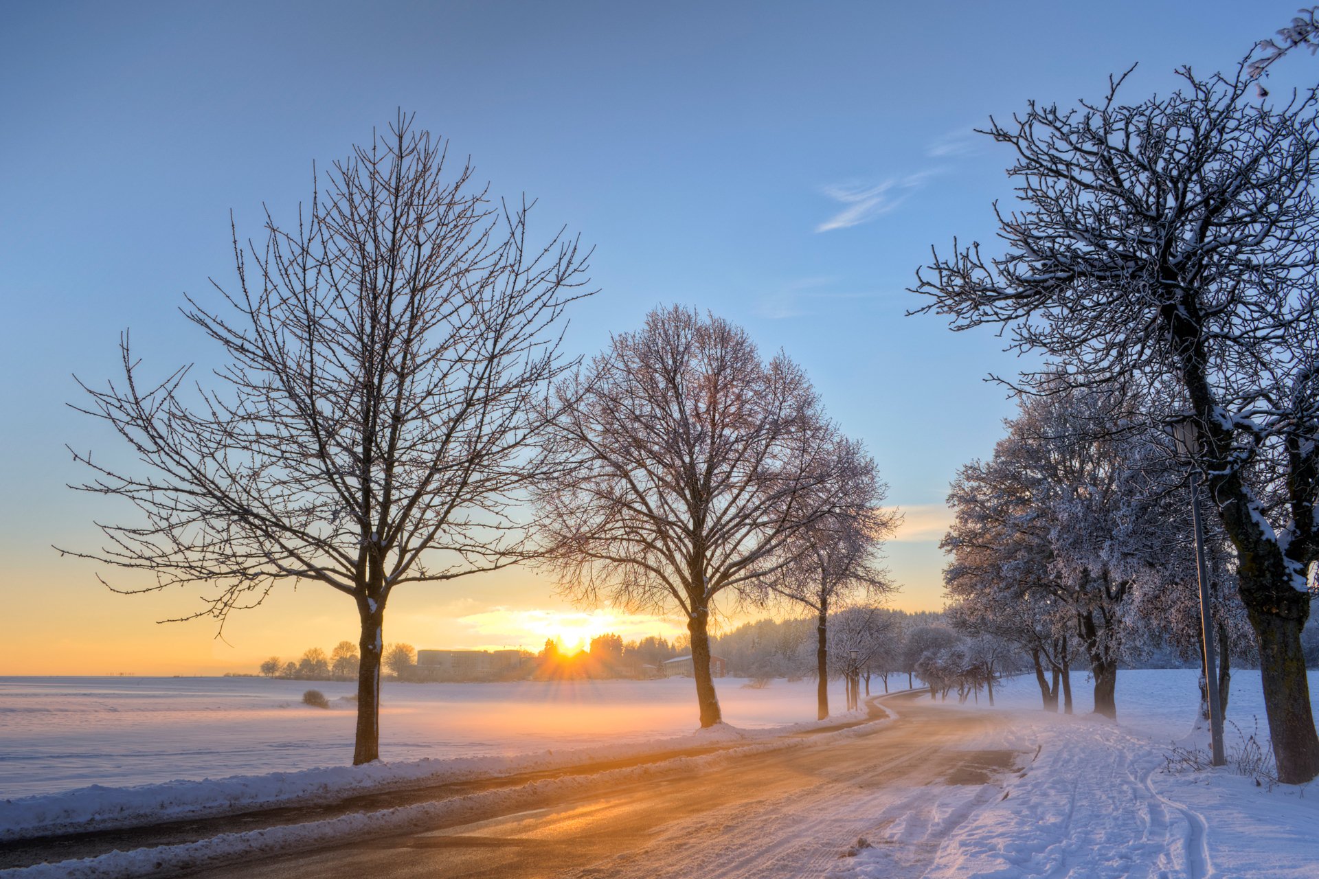 allemagne route arbres hiver neige matin aube soleil bleu ciel nuages