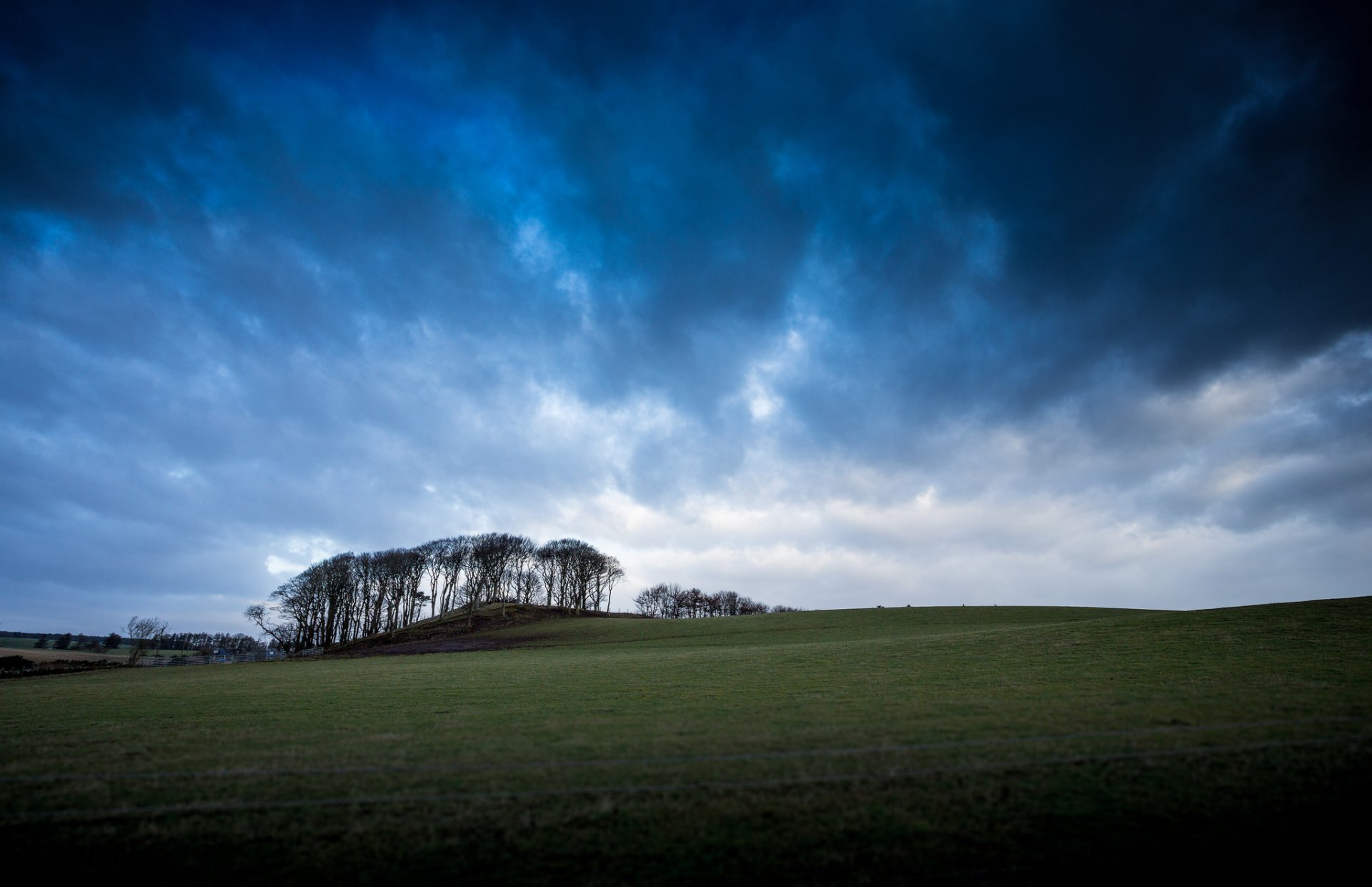 großbritannien schottland feld weite tal bäume blau himmel wolken