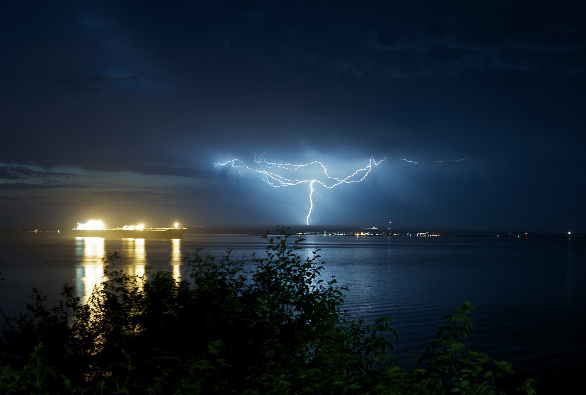 natura drzewo drzewa liście liście morze ocean woda odbicie światła dom wieczór noc błyskawica burza niebo tło panoramiczny pełny ekran panoramiczny tapeta