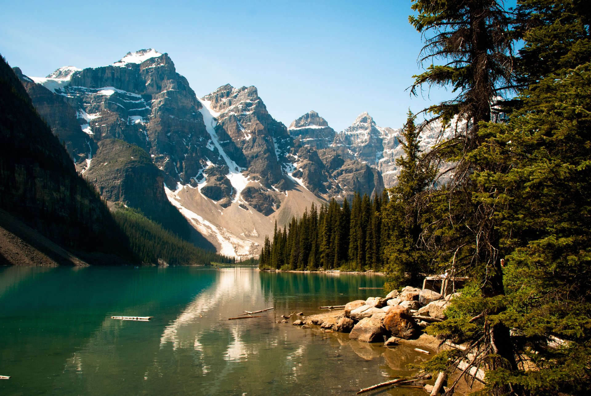 montagnes arbres lac branches neige pierres