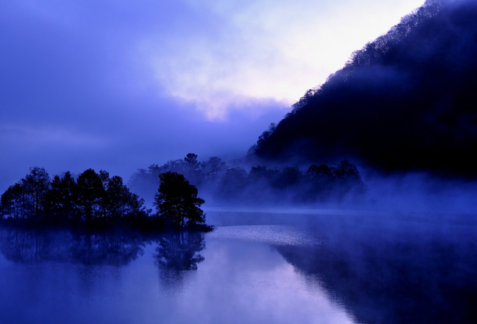 japan fukushima akimoto-see akimoto-see ufer bäume reflexion abend nebel dunst himmel wolken blau