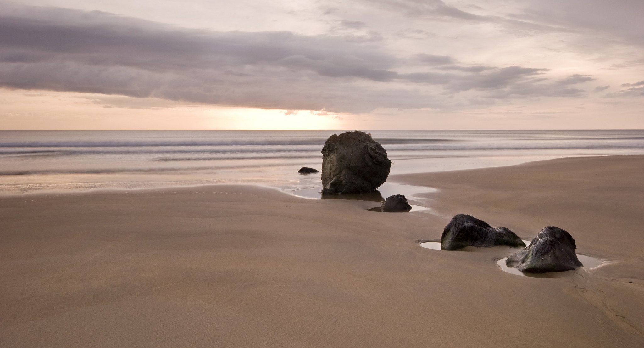 mer sable pierres nuages flaques d eau minimalisme coucher de soleil