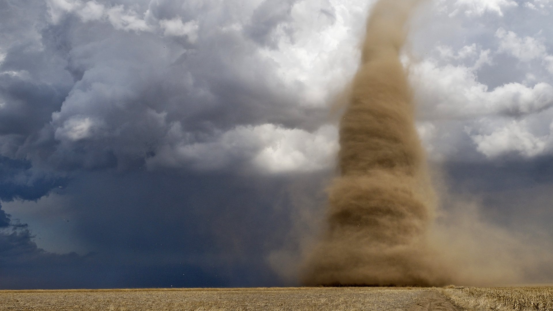 tornade tourbillon de sable tempête nuages