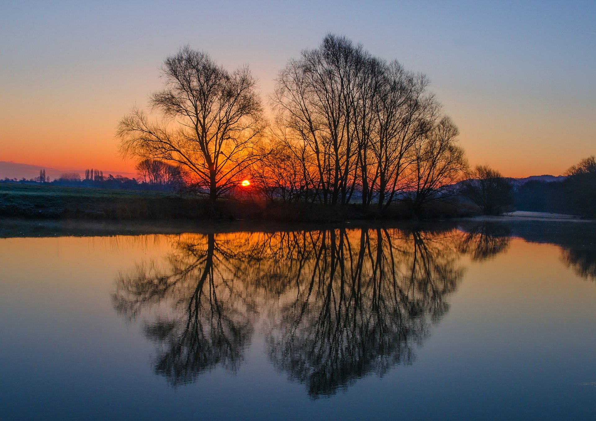 großbritannien england abend lichtung bäume sonne sonnenuntergang himmel fluss wasser oberfläche reflexion