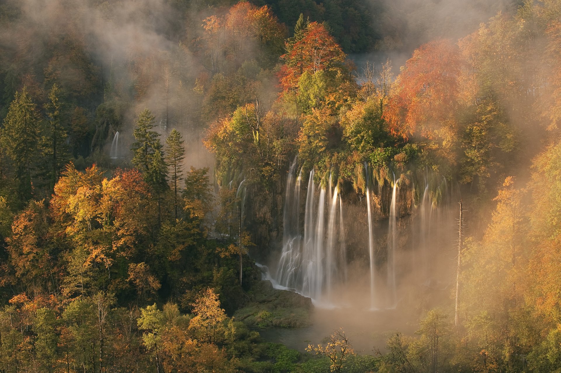 cascata veliki prštavac colori autunnali nebbia mattutina luce dell alba foresta croazia 5 ottobre 2008