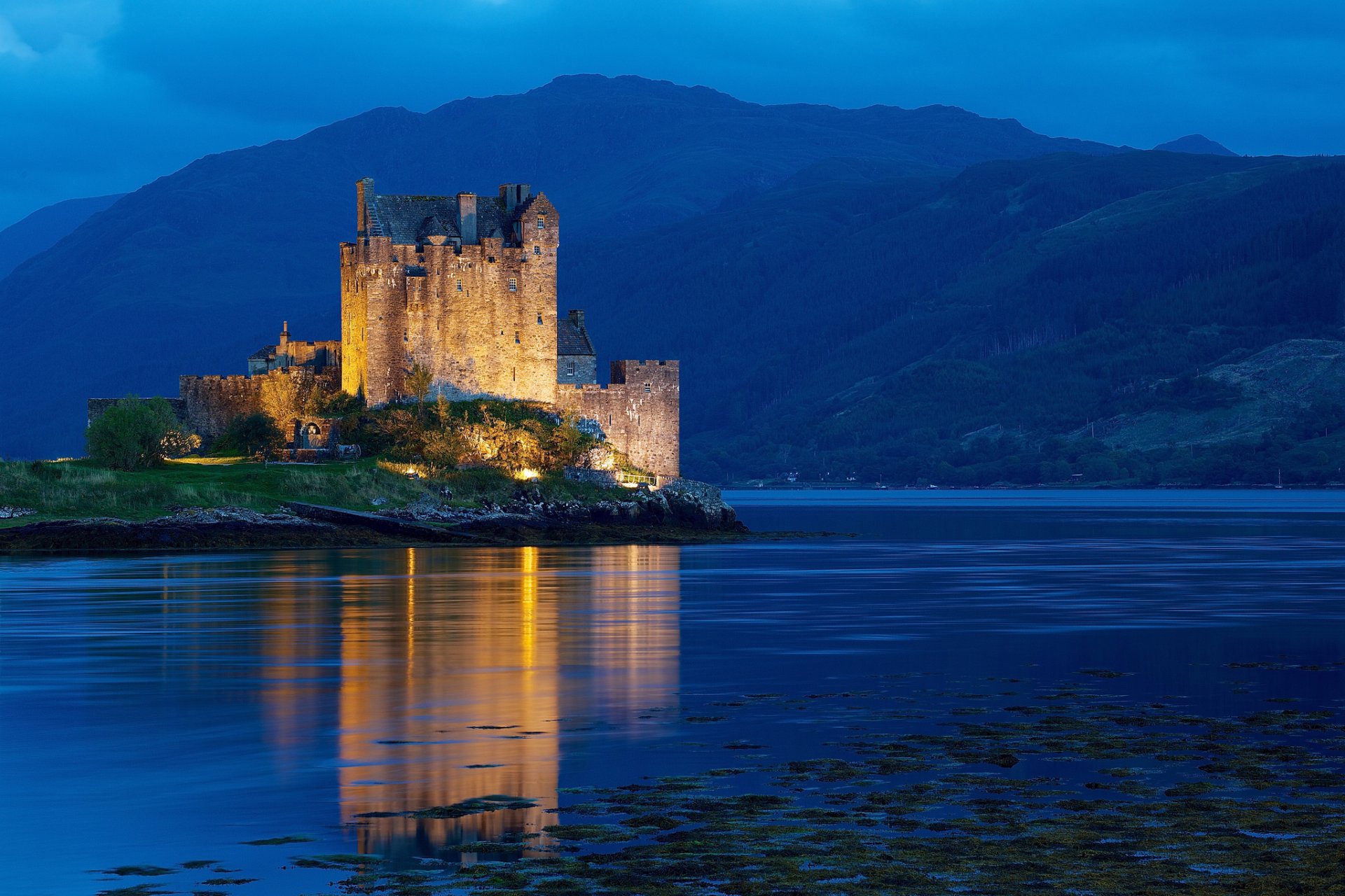 royaume-uni écosse dornie nuit eau château rétro-éclairage lumière montagnes collines blue hour