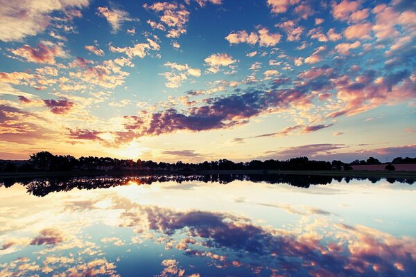 Reflejo de las nubes al atardecer