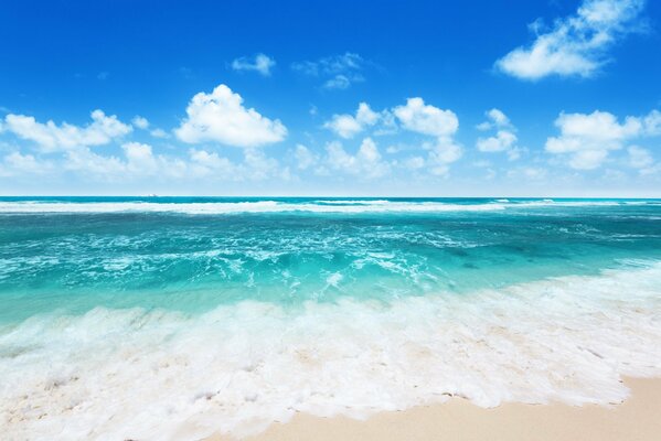 Spiaggia di sabbia sulla costa del mare