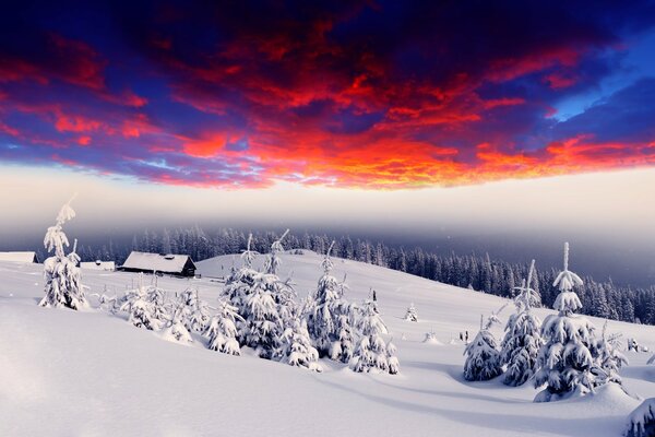 Hell gezeichneter Himmel in den schneebedeckten Bergen