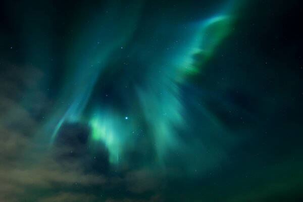 Aurores boréales nocturnes dans le ciel