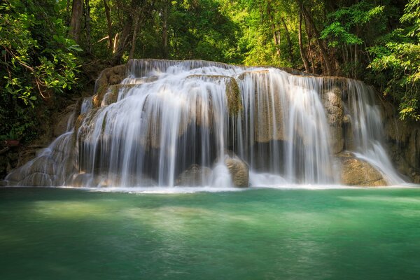 Der Wasserfall ist ein wunderbares Naturphänomen