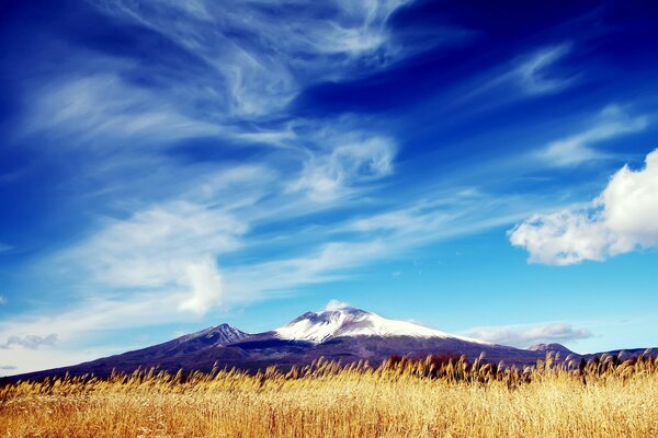 Montañas fascinantes que se ahogan en el cielo azul