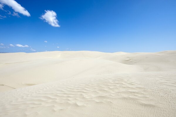 Weißer Sand und blauer Himmel
