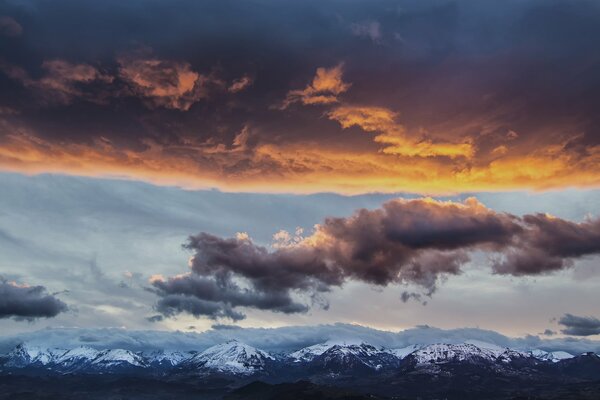 Paisaje de las montañas nevadas