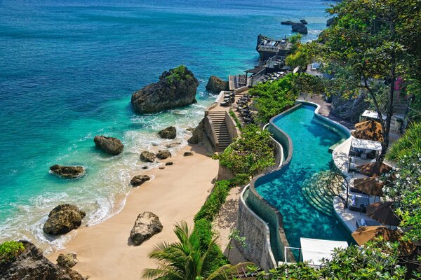 Piscina de lujo en la costa del mar azul