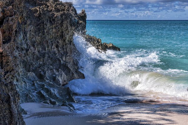 Les vagues de la mer se battent sur les rochers