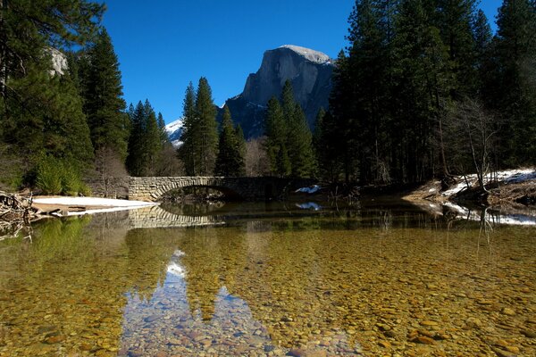 Ponte sul fiume con acqua limpida