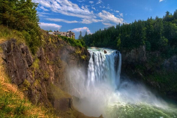 Vista de la poderosa corriente de la cascada Snoqualmie