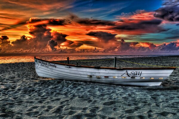 Boot am Strand und Sonnenuntergang