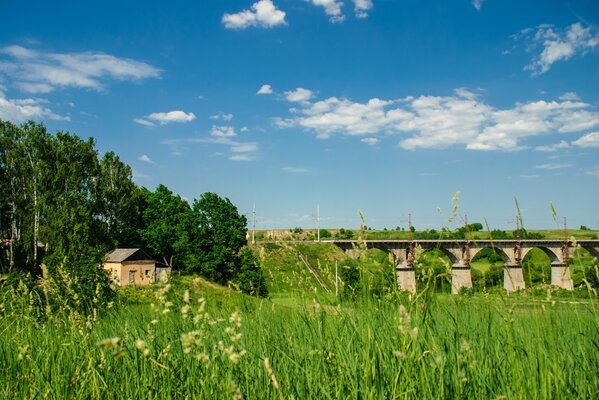 Eine hohe Brücke mitten in einem ruhigen Dorf