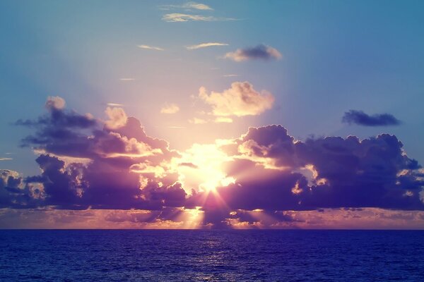 Sonnenuntergang am Meer Strahlen am Himmel