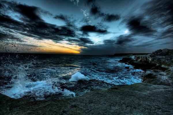 Nubes negras y olas del mar con espuma