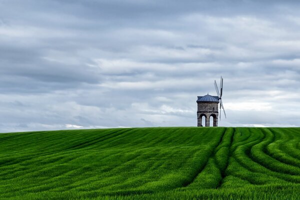 Moulin à vent dans le champ sur fond de nuages