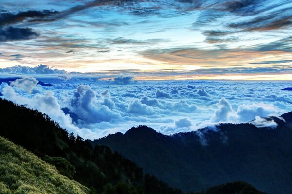 Nubes del cielo cubren las montañas