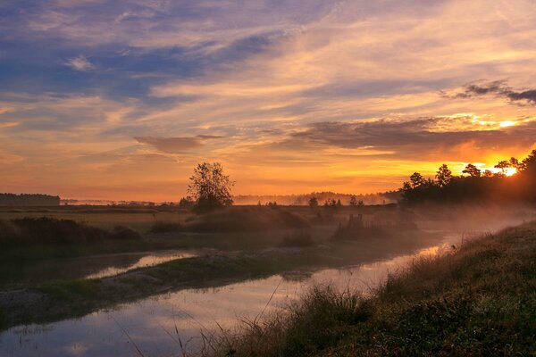 Ein unvergesslicher Sonnenuntergang öffnet sich auf dem Feld