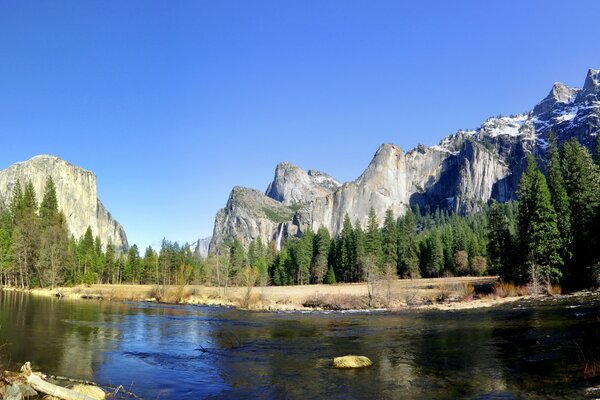 Mountain river a Park Narodowy Yosemite
