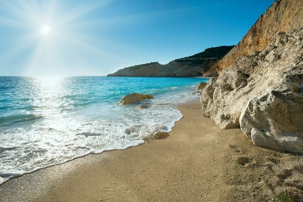 Al mattino sulla costa soleggiata del mare