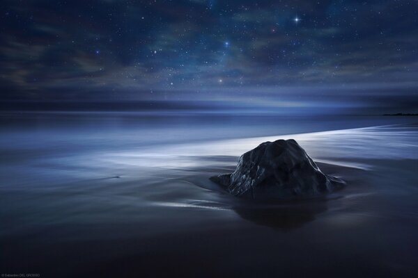 Roccia olinokaya sullo sfondo dell oceano e delle stelle