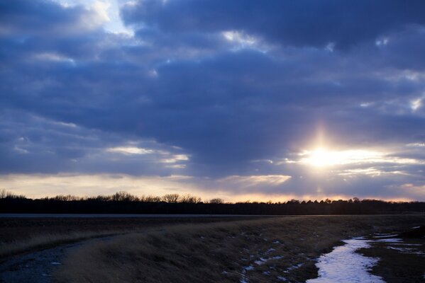 Horizonte de cielo azul con sol