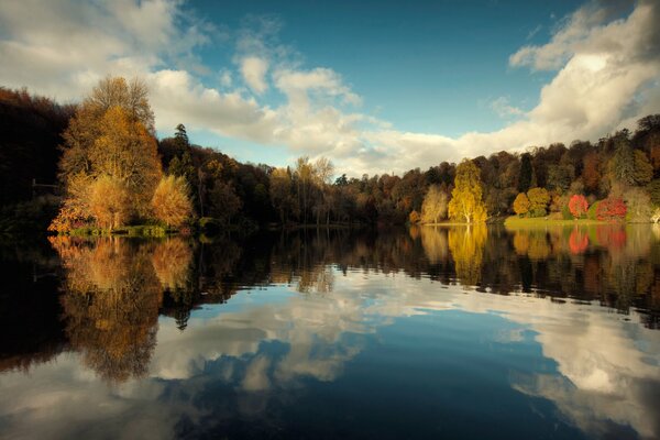 Der See spiegelt die schöne Natur wider