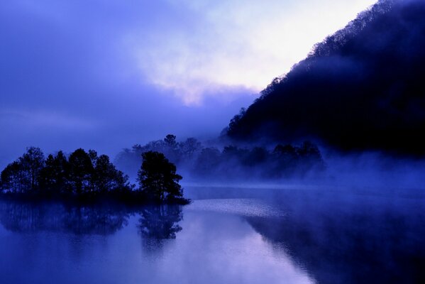 Niebla nocturna en el lago Akimoto