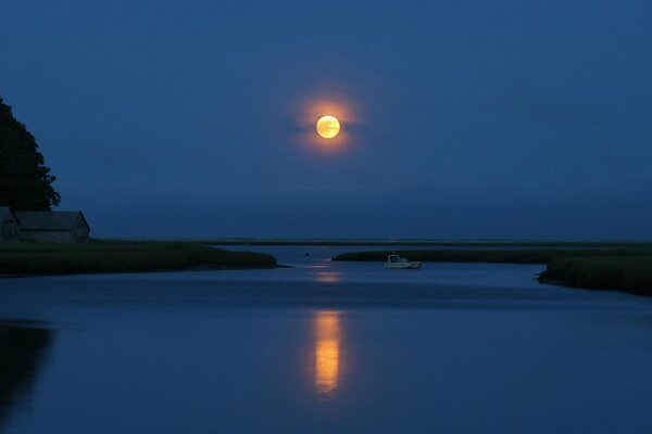 Vollmond am Himmel über dem Fluss