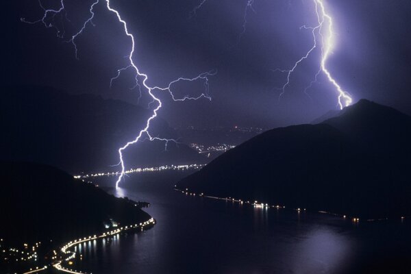 Fulmini sul fiume e sulle colline di notte