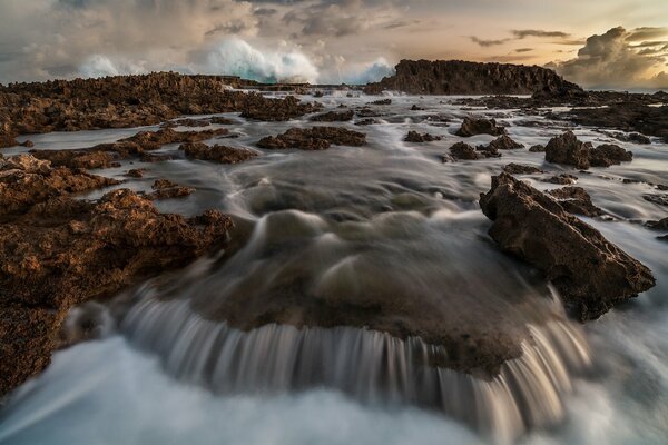 Rocas y piedras en espuma blanca