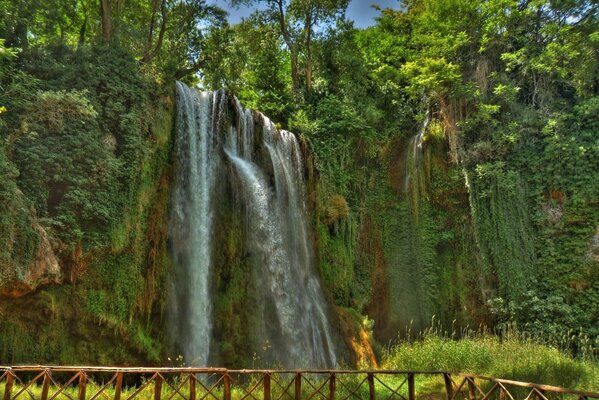 Wodospad w parku przyrody w Hiszpanii